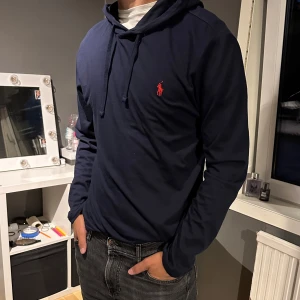 Ralph lauren Hoodie - Tjena, säljer nu denna fina Ralph lauren hoodie. Säljer pågrund av att jag inte använder den så mycket längre. Jag har bara använt tröjan den här sommaren.