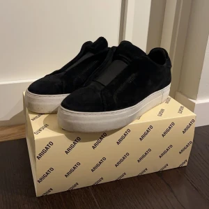 Axel Arigato sneakers  - Jag säljer nu mina arigato skor som jag fick i julklapp förra året, några få defekter, det mest synliga är det svarta brännmärket men inget som stör funktionen. Ord. Pris 2500 - mitt pris 1300💓💓