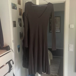 ralph lauren klänning - så fin ralph lauren klänning i tjockt grått tyg (ullblandning). faller jättesnyggt på och passar till hösten. har en liten slitning vid ringningen som kanske kan lagas med något stygn. annars i jättebra skick. säljer då den är för liten för mig. 