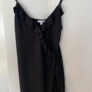 Svart klänning  - Svart klänning från HM, jätte fin, ej använd storlek S funkar som Xs