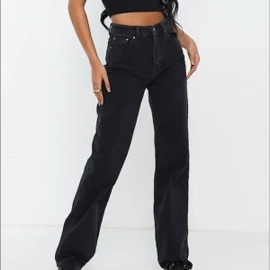 Svarta jeans med hög midja - Säljer ett par svarta jeans med hög midja. De är i bra skick och har en straight fit. 