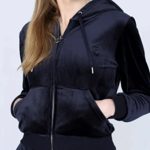 Säljer marinblå Juicy Couture tröja i XXS!❤️ - Säljer en Juicy Couture tröja i marinblått! inte mycket använd och säljer för att den är för liten och inte gillar den inte längre. ❤️inte mina bilder men om bilder önskas kan jag såklart fixa de!💞 va inte rädd för att ställa frågor och priset kan vi självklart diskutera😇original pris är också 1300 så jag tycker detta pris e rimligt. finns också en annan annons med ett par Juicy Byxor i samma färg så om du e intrisserad kolla den!❤️