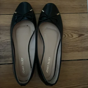 Svarta ballerina skor - Köpte dom på Vinted ( Väldigt bra skick) , men dom passade tyvärr inte. Ser inga defekter på skorna alls❤️❤️ priset går att diskutera 