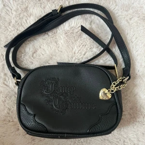 Juicy couture väska  - Juicy couture axelremsväska svart, bra skick🤍