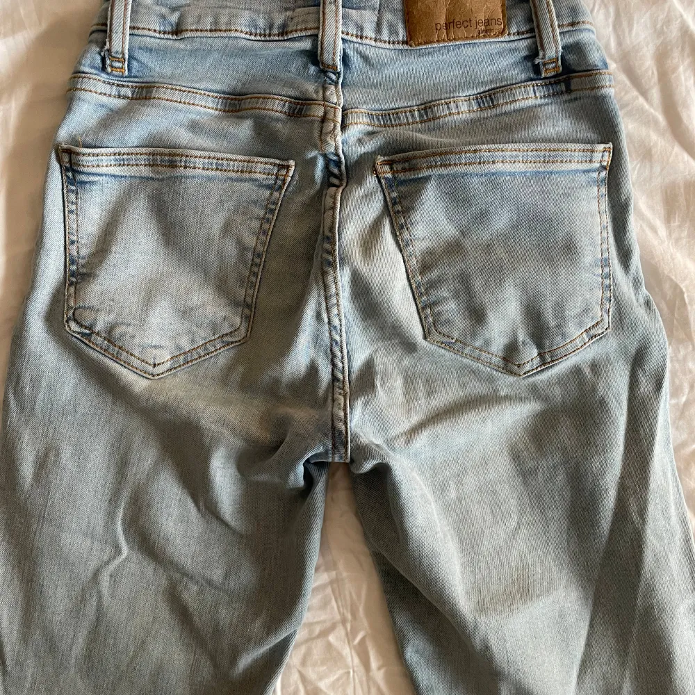 Ett par superfina low waist bootcut jeans från Gina. Har blivit rätt så använda men inga större tecken av användning.. skriv om du har frågor elr vill ha fler bilder💞💞. Jeans & Byxor.