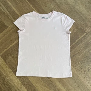 Rosa Ralph lauren T:shirt💘💘 - Säljer den här super fina rosa ralph lauren t:shirten.🥰💗Skriv priv om du har några frågor eller funderingar.⭐️❤️