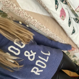 Zadig Voltaire tröja  - Jättefin tröja, i superskick. Nypriset ligger på 1100kr. Bara använt ett fåtal gånger 💕Tveka att inte att fråga om mer info! 💘