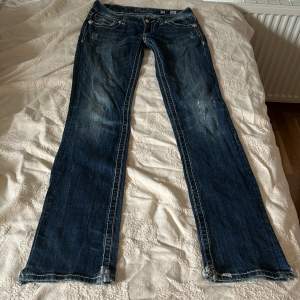 Lågmidjade miss me jeans, slitna nertill vid benen, innerbenslängden är 85cm så dem passar på någon som är ganska lång 