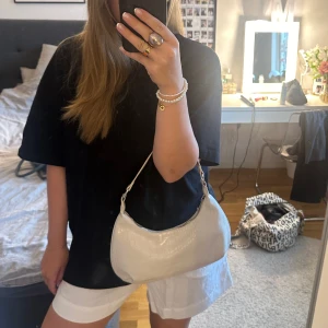 Vit handväska från Gina tricot - Säljer denna söta lilla väskan som endast använts en gång. Köpte den för ett särskillt tillfälle och kommer tyvärr inte till användning längre. 💘