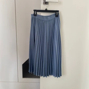 En blå kjol - Jag säljer den här långkjolen i en jättefin blå färg från märket Grunt köpt på kidsbrandstore. Den är använd endast en gång. Det står att den är i storlek L men den är väldigt stretchig och passar även mig som bär storlek S. 