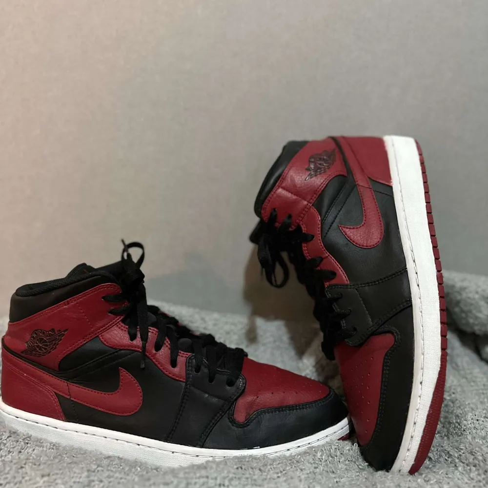 Säljer dessa sparsamt använda Nike Air Jordan 1 Mid Banned. Nypris ligger på 3800kr.  Skorna är i storlek 47 men skulle säga att de även passar storlek 46. Tveka inte på att ställa frågor vid eventuella funderingar!. Skor.