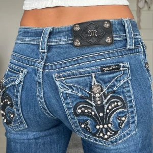 Miss me jeans - Modellen boot, midjemått: 36cm rakt över, innerbenslängd: 79cm 💗