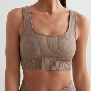 Aim’n sporttopp - En bekväm sporttopp från Aim’n i en färg som jag skulle beskriva som en blandning mellan brun, lila och grå. 