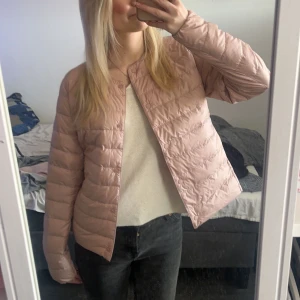 rosa jacka💕 - säljer min rosa uniqlo jacka då den inte kommer till användning🫧 använd nåra få gånger men inga defekter💕 nypris 800kr