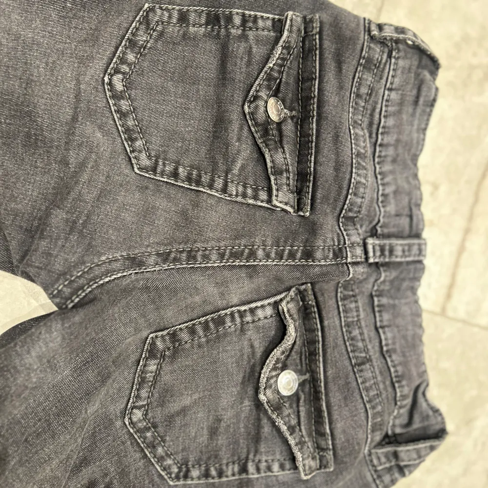 Svart,gråa jeans ifrån Gina tricot. Säljer då jag ej får andvändning av dom. Dom är knappast använda och är köpta som xs. Är 158 o dom sitter bra på mig med längd kvar i benen❣️ nypris 400. Jeans & Byxor.