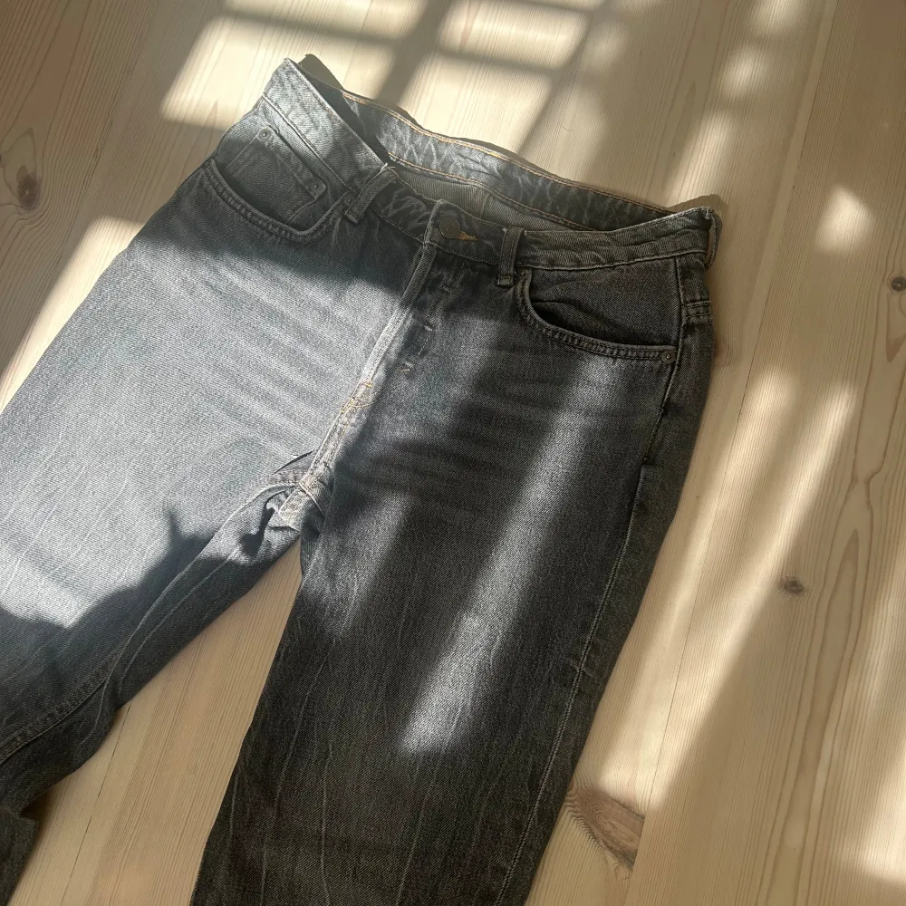 Ett par grå jeans i fin skick! Skulle säga att Jeansen inte ha några defekter. Byxorna är Mid waste /  low waste och Raka i bena. Säljer på grund av att dom är för korta för mig,( jag är 1,72 cm )  Skriv om ni har några frågor :). Jeans & Byxor.