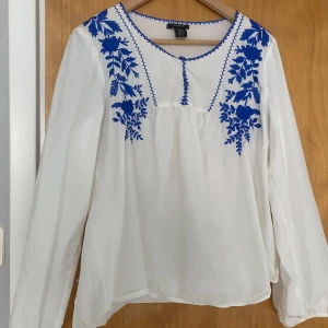 blus - jättefin vit blus med blåa broderier⭐️⭐️ säljs då den använts 1 gång och är för stor så i superskick😍💕🔥❤️‍🔥🙌🏼😇 Pris går alltid att diskutera☝🏼