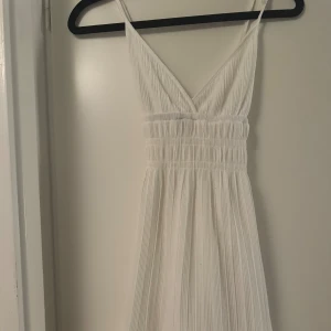 Klänning  - En jätte snygggg klänning från Gina i storlek S ! Jätte bra skick  säker för 499 kr ink frakt !