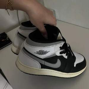 Jordans🤍 - Ett par jordans som är väl använda men väldigt fina och sköna skor! Pris går att diskuteras