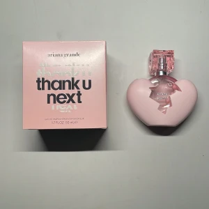 Ariana Grande ”Thank you next” parfym! - Säljer den populära ”Thank you next” parfymen! Endast använd 1 gång. 📍Storlek: 50 ml. Pris kan självklart diskuteras, och kontakta mig för flera bilder 💗