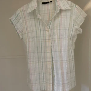 Kortärmad skjorta Åhléns  - Väldigt lite använd kortärmad skjorta från Åhléns. Rutig. Storlek 34. Köpare betalar frakten. 