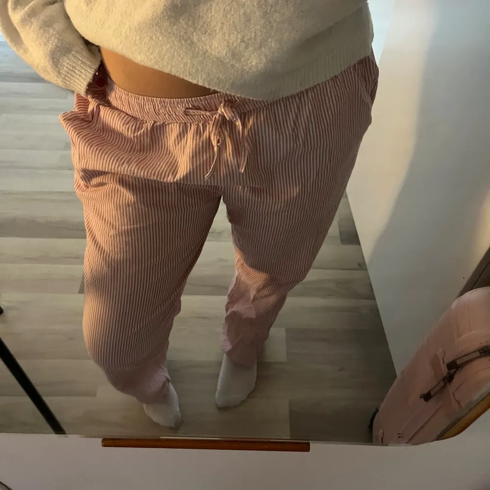 Ett par rosa randiga pyjamasbyxor från lager 157, dom är jätte fina och har inte använt dom så mycket💞💞💞🩷💘. Jeans & Byxor.