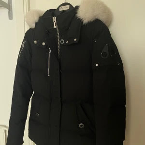 Äkta Moose Knuckles Jacka - Säljer denna Moose Knuckels jacka. Fått i present, använts då & då. Köpt från Stockholm ifrån Thernlunds, originalpris på ca 11.000/12.000 kr. Inga defekter på jackan. Går att scanna med mobilen på insidan.