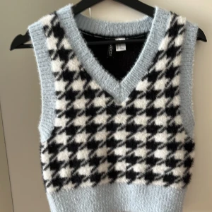Jättefin stickad väst!!💗 - Jättefin stickat väst med superfina mönster! Perfekt för skolstart!! Kontakta mig för fler bilder privat!🙈💗