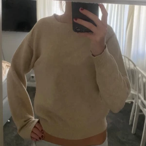 Beige stickad tröja  - Säljer denna beiga stickade tröjan från uniqlo.