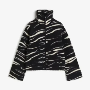 Teddy jacka - I nyskick perfekt nu till hösten då den är som en fliströja. Storlek M men passar mig perfekt som har storlek S💗