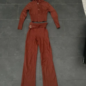 Trendigt mjukiset - Lågmidjad mjukiset köpt för 1400 knappt använd, sitter fint på kroppen. Passar även M och S