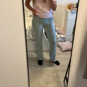 Juicy couture byxor! - Jätte fina ljus blåa juicy byxor! Köpta från pondus för 1100kr Ena metal grejen på snörena har åkt av (se bild 3) samt knaparna på rumpan har börjat rostat lite (se bild 5) men så har de varit länge och det syns inte speciellt mycket!