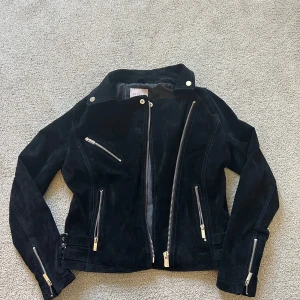 Jacka - Säljer denna jacka för 79kr🫶💕Storlek 40 men passar även mig som har storlek xs/s🫶💕