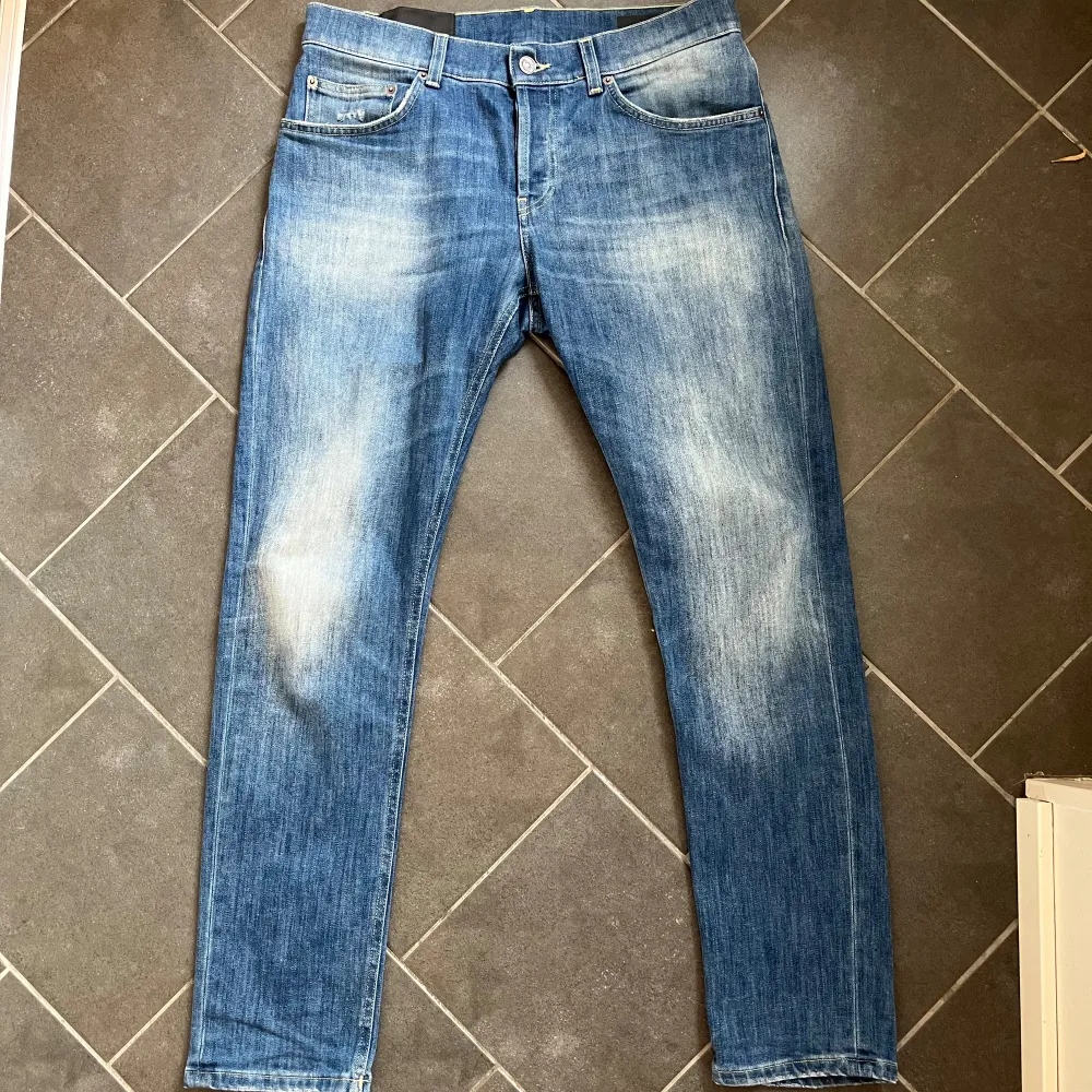 Tja, säljer ett par Dondup jeans i passformen ”mius” i storlek 31. Jeansen är i mycket fint skick och ligger på 3000 kr nypris. Passformen är likt Jacob Cohen 622. Skriv vid funderingar🙌. Jeans & Byxor.