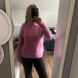 Stickad tröja - En rosa fin tröja. Den är i bra skick men börjar bli lite knottrig. Den är mjuk och skön och får många komplimanger av dem🥰men tyvärr är den inte min still längre🩷den är från only