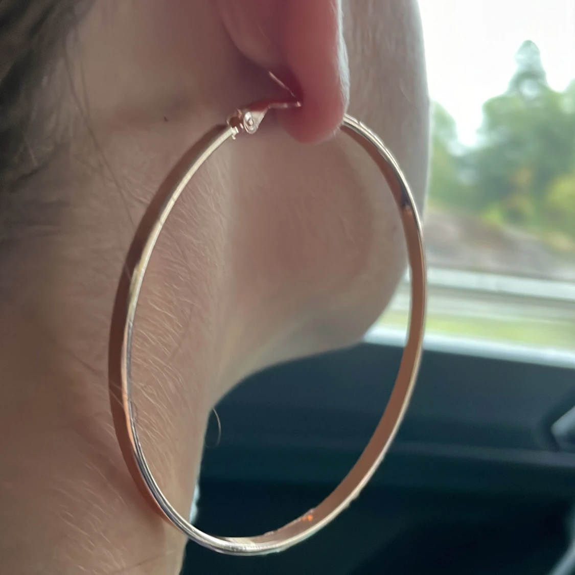 Stora guldiga hoop-örhängen med stenar - 92