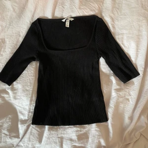 Svart topp - Svart topp/t-shirt. Ribbad och lite längre armar, super fin ringning! 