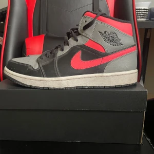 Jordan 1 mid - Har dessa jordans som inte kommer till användning längre. Nästan helt nyskick (lite smutsiga men tvättar innan jag skickar) priset går självklart att diskutera 