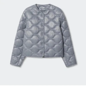 Jacka - Mango jacka i en ljus blå färg, passar perfekt till hösten💕