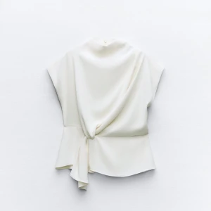 Blus från zara  - Vit blus från Zara i storlek XS.  Knappt använd.  Nypris 329kr 