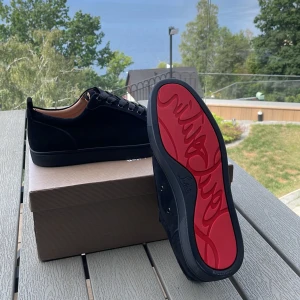 Loubs - Hej säljer mina loub skor eftersom de e för stora för mig har aldrig använt de ute helt nya 10/10 jätte bra. Skriv privat för mer information