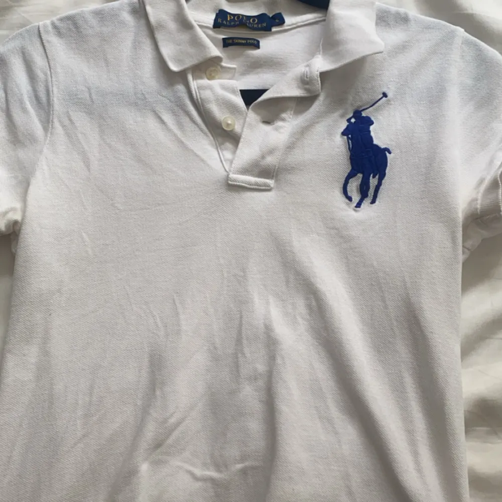 söt piké i ”the skinny polo” jätte söt men har andvänt en del så tröttnar. inga defekter!! nypris runt 1000 lite mera. storlek S. Toppar.