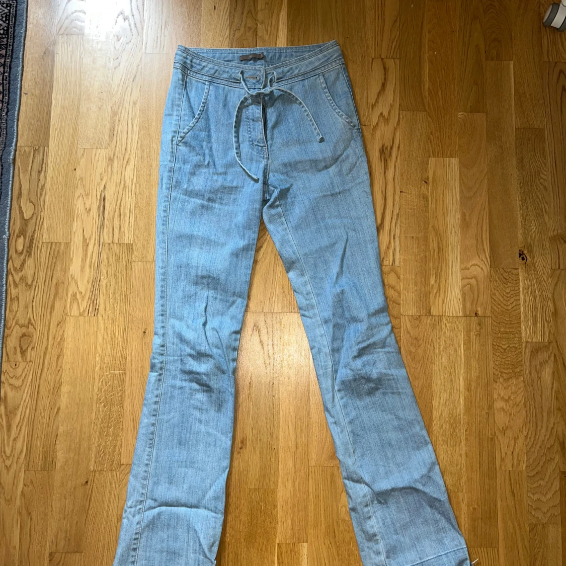 Ljusblå bootcut jeans