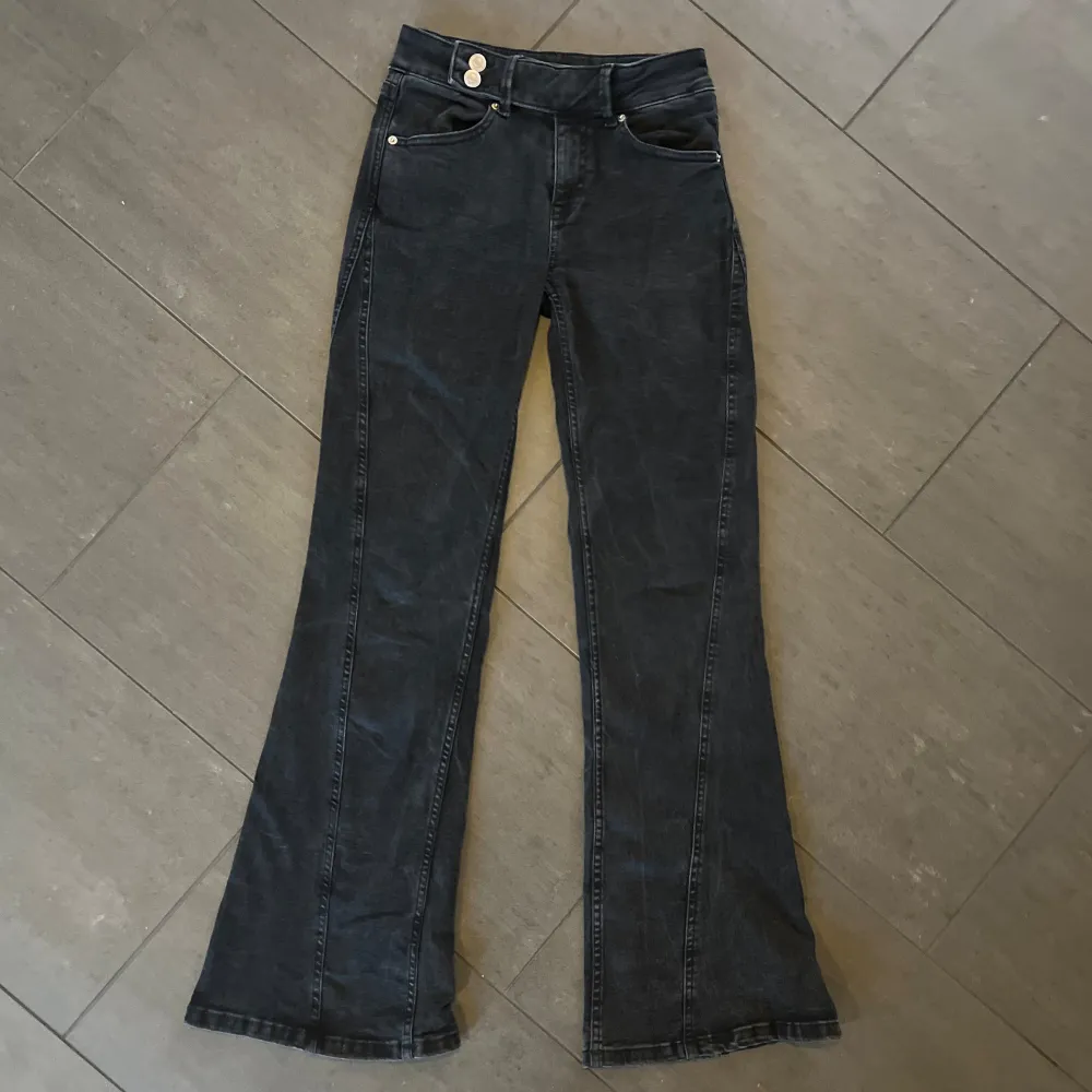 Bootcut jeans i storlek XS med snygg svart tvätt. Väldigt bra skick, knappt använda 🩷  . Jeans & Byxor.