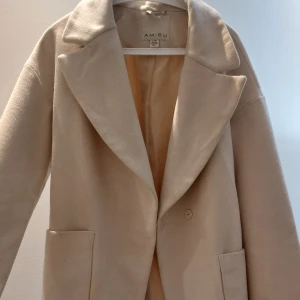 Kappa - Säljer denna jätte fina beiga kappan då den aldrig använts perfekt för att ha på hösten🫶🏼