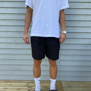 Linne shorts - Svarta linne shorts från Arket. Knappt aldrig använda och är i toppen skick. Priset kan diskuteras vid snabb affär! Om du har funderingar är det bara att höra av sig!
