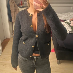 Cardigan - Säljer min cardigan från zara med guldknappar, aldrig använt, står storlek M men passar mig som har S