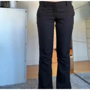 Bikbok kostymbyxor - Lågmidjade kostymbyxor i modellen Vera. Säljer då de är för korta för mig. Jätte fint skick, lånade bilder från förra ägaren