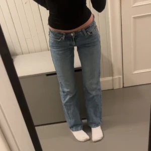 Lågmidjade/ low waist jeans i blå💙 - Från weekday i modellen arrow low straight. Är i bra skick och i storlek 23/30. Passar mig som är 160 fast om du är längre än så skulle det nog vara lite kort. Färgen säljs inte längre tyvärr så andra bilden är den närmaste jag kunde hitta.Nypris:590