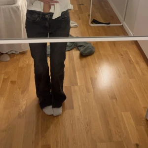 Gråa lågmidjade jeans - Gråa jeans från only med slits nertill, säljer då jag ej använder de länngre, sitter så så fint!☺️